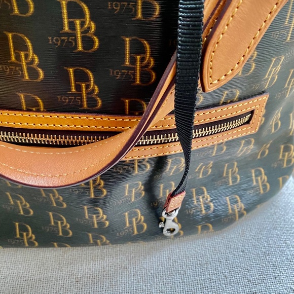 Dooney and Bourke east west Collins bag - Picture 12 of 16